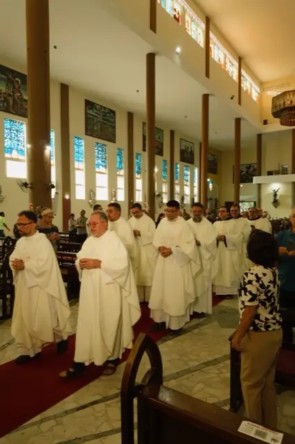 Celebrantes na nave da igreja