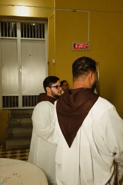 Frade jovem em hábito no presbitério